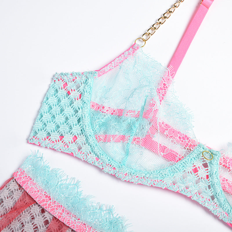 Contrasting Color Bra Set with Metal Chain Strap Bra Details