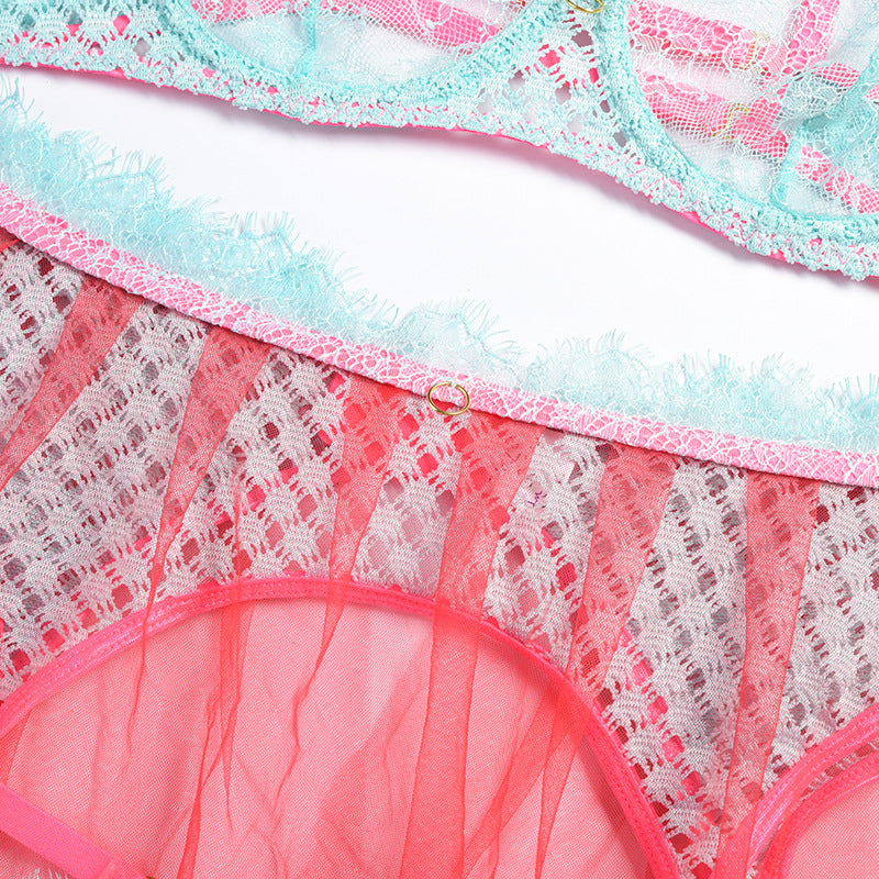 Contrasting Color Bra Set with Metal Chain Strap Waist Details